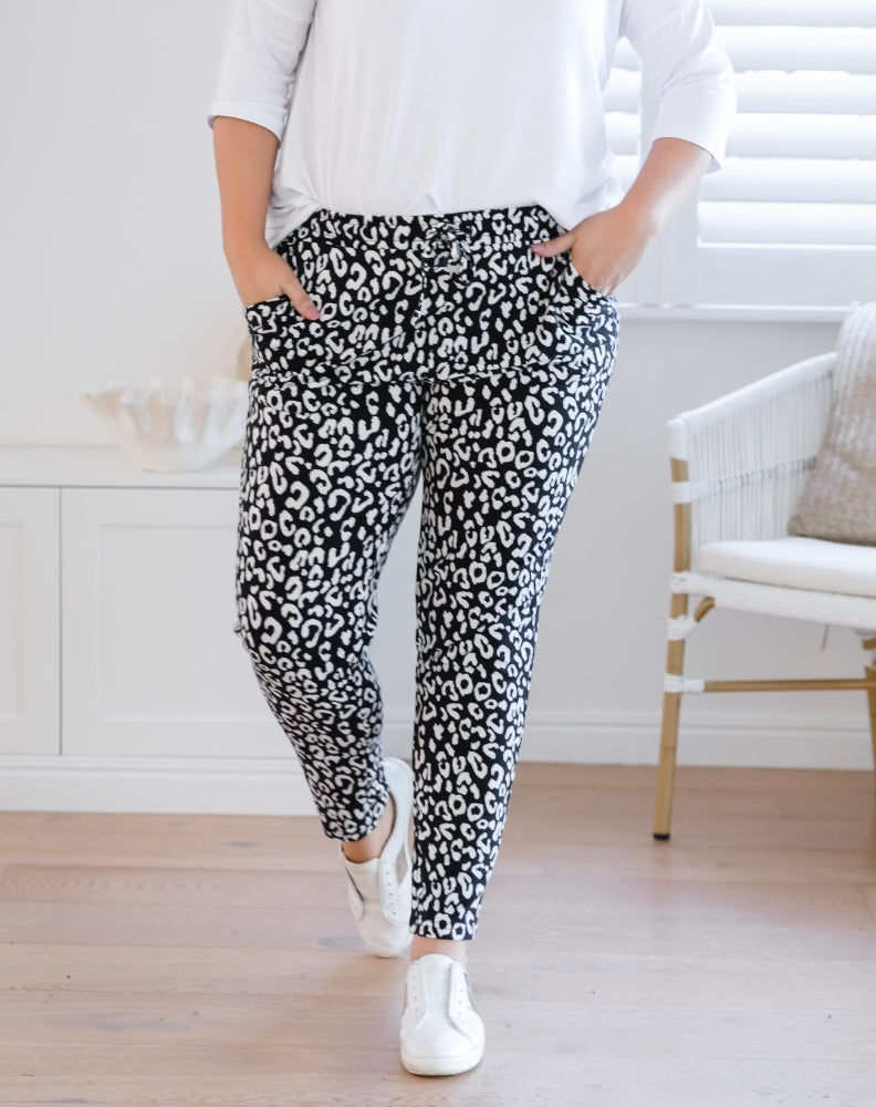 Essential-Pants-Black-White-Front